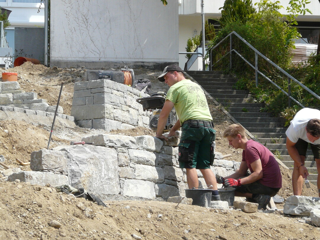 Die Netzwerk-Betriebe haben unterschiedliche Schwerpunkte. Ein Austausch fhrt somit immer zur Bereicherung des Erfahrungsschatzes, wie beispielsweise hier beim Bau von Natursteinmauern.