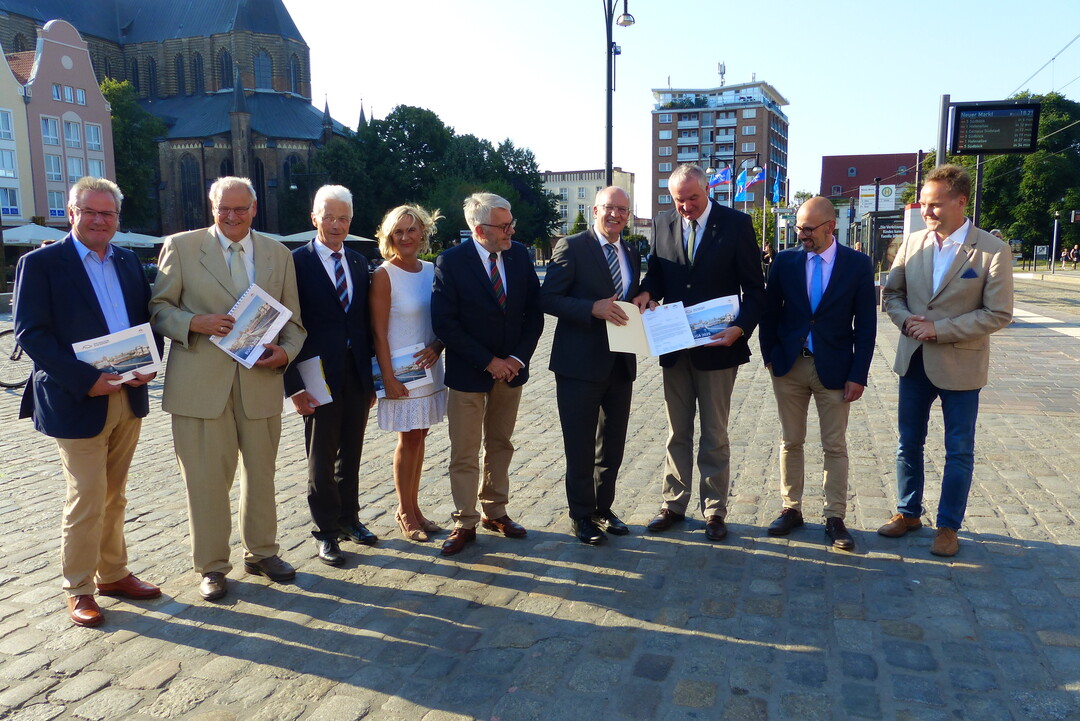 August Forster (l.), Hanns-Jrgen Redeker  (2.v.l.) und Helmut Selders (3.v.r.) von der DBG kamen nach Rostock und nahmen von Oberbrgermeister Roland Methling (4.v.r.) und weiteren Mitgliedern des Senats die Bewerbung zur BUGA 2025 entgegen. 
