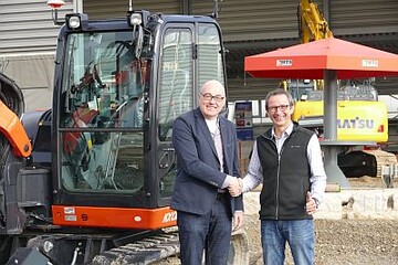 Ein krftiger Hndedruck von Rainer Schrode und Dr. Gerhard Lrcher besiegelt den neuen Geschftsbereich der MTS Maschinentechnik Schrode AG.