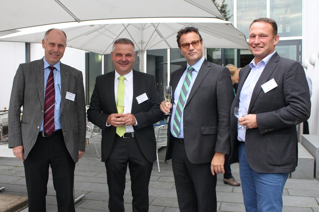 Dr. Konrad Rhl (Leiter des Referats Garten-, Obst- und Weinbau am MLR), Gerhard Hugenschmidt (Prsident des Gartenbauverbandes Baden-Wrttemberg-Hessen), Landwirtschaftsminister Peter Hauk und Thomas Heumann (Vorstandsvorsitzender des Verbandes Garten-, Landschafts- und Sportplatzbau Baden-Wrttemberg.)