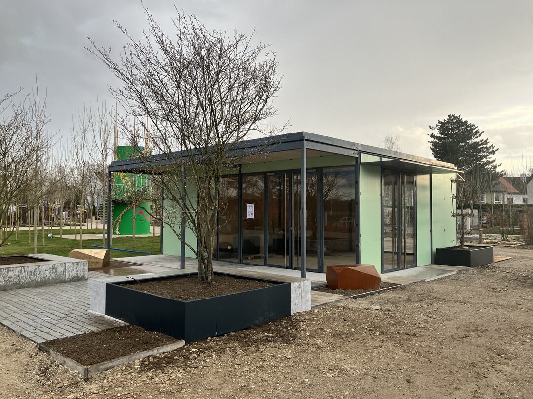 Noch wird rund um den VGL-Pavillon eifrig gewerkelt. Pnktlich zur Erffnung der Gartenschau wird der Platz fr die Geburtstagsfeier fertig sein.