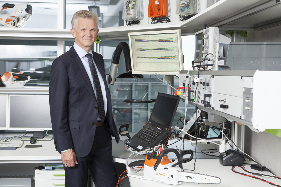 Die STIHL Gruppe rechnet mit einem Umsatzrekord im neunzigsten Firmenjahr. Ein Wachstumsfaktor sind die neuen Akkuprodukte, die der STIHL Vorstandsvorsitzende Dr. Bertram Kandziora in den eigenen Elektroniklaboren in Waiblingen präsentiert.