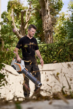 Das ergonomische Handling und das vergleichsweise geringe Gewicht ermöglichen ein effizientes Arbeiten mit dem Akku-Blasgerät.