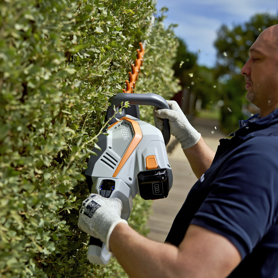 Die neue HELION ESSENTIAL ermglicht mit der exakt ausbalancierten Gewichtverteilung und dem ergonomisch geformten Griff eine ermdungsfreie Arbeit.
Foto: PELLENC