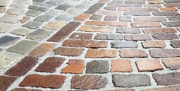 Feste Verbindungen ohne Verarbeitungsstress bieten die neuen wasserdurchlssigen 2K-Pflasterfugenmrtel PFL2 und PFM2 von tubag