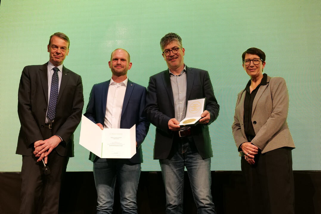 Die Firma Fichter, vertreten durch Geschftsfhrer Matthias Scherbaum (2. v. r.) und Bauleiter Nils Schumacher (daneben), mitStaatssekretrin Silvia Bender (BMEL) und BGL-Prsident Lutze von Wurmb