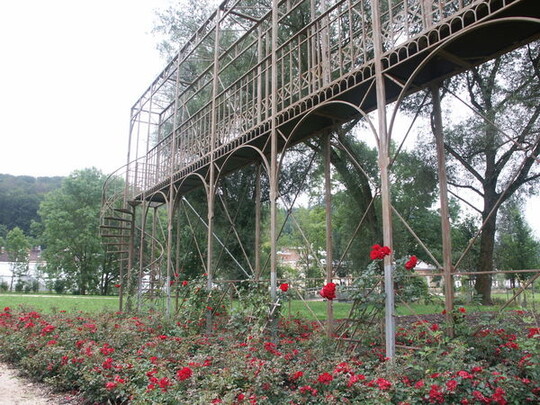 Der Rosengarten zeigt sich nostalgisch-charmant
