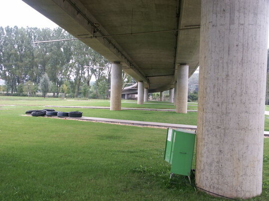  Ein Bewsserungssystem sorgt dafr, dass auch die Rasenflchen unter der Seewiesenbrcke grn bleiben