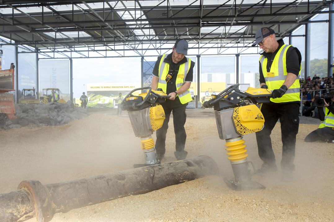 Ob fräsen, einbauen oder walzen: Die Maschinenvorführungen auf dem neuen Demogelände boten eine ideale Gelegenheit, die Bomag Produkte in Aktion zu erleben.