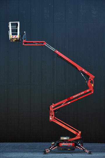 Die Lightlift 17.75 Performance IIIS ist das Flaggschiff der neuesten Raupenbhnenserie von Hinowa mit Arbeitshhen von 13 bis 40 m