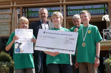 Die drei Schler des Gymnasium Heepen in Bielefeld mit Medaillen, Urkunde und dem Scheck ber 5000 Euro Preisgeld: Marlon Husstegge, Matthis Neufeld und Hendrik Bker (v. l.). Im Hintergrund Rafael Carentz, Prsident des Landesverbandes Rheinland-Pfalz und Saarland mit Klaus Fink, Referent fr Nachwuchswerbung (v.l.).