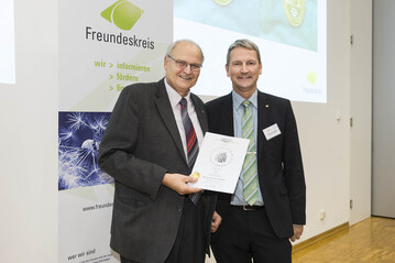 Der Freundeskreis der Hochschule zeichnet Hanns-Jrgen Redeker mit seiner Ehrenmedaille aus.