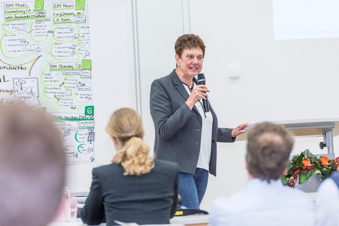 Dr. Ilona Brckner von der Hochschule Osnabrck hlt den Spagat zwischen analoger Arbeitsweise und Digitalisierung in der Landschaftsarchitektur fr eine der groen Herausforderungen.
