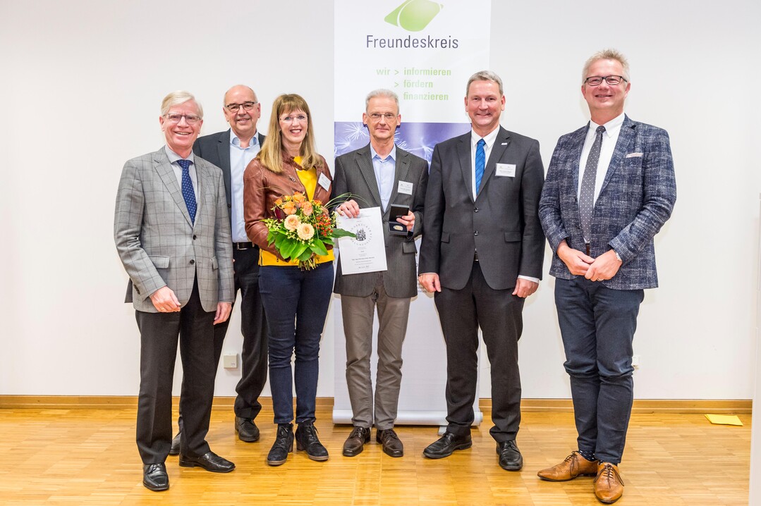 Ausgezeichnet: Hans-Peter Wessels (4. v.l.) wurde mit der Osnabrcker Ehrenmedaille fr sein Engagement im Berufsfeld Gartenbau ausgezeichnet. Mit ihm freuen sich Brgermeister Burkhard Jasper, Prof. Dr. Henning Schacht, Gattin Beate Wessels, Vorsitzender des Freundeskreises Marc-Guido Megies und Dekan der Fakultt Agrarwissenschaften und Landschaftsarchitektur Bernd Lehmann (v.l.). 