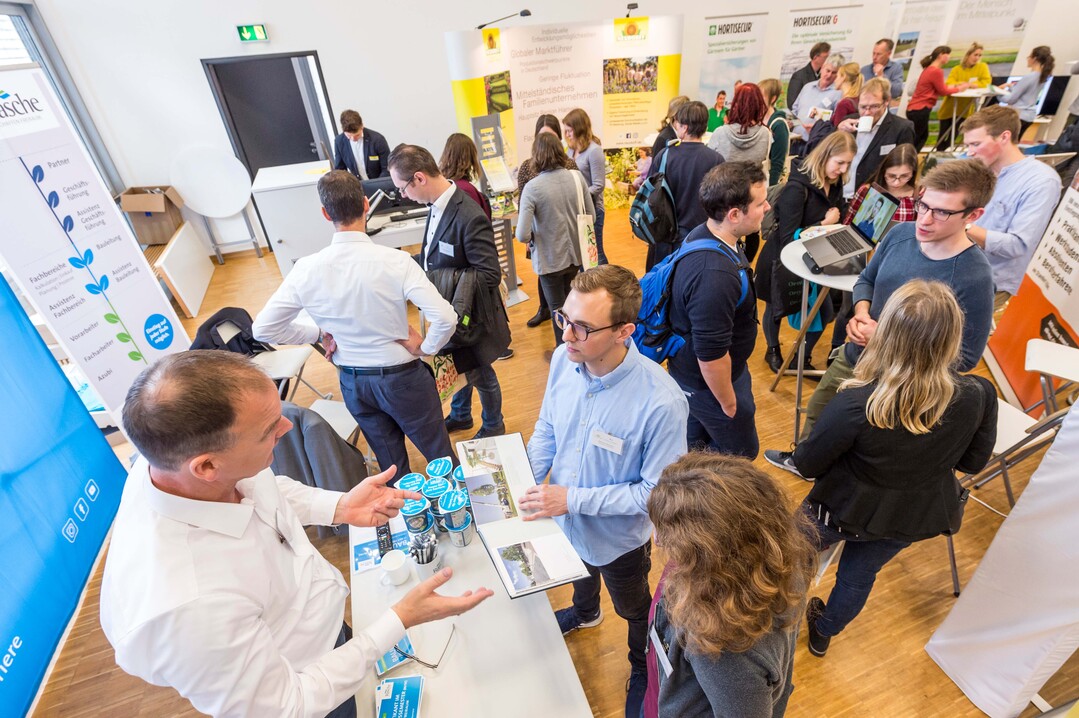 Rund dreiig Unternehmen prsentierten sich bei der zweiten gemeinsamen Firmenkontaktmesse Gartenbau und Landschaftsarchitektur, die vom LearningCenter der Hochschule Osnabrck organisiert wurde.