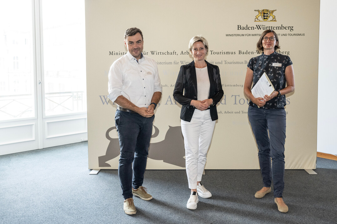 Wirtschafts- und Arbeitsministerin Dr. Nicole Hoffmeister-Kraut (Mitte) hat den Förderbescheid für das Weiterbildungsprojekt GeWeGe@skills.BW an die Projektverantwortlichen der Bodensee-Stiftung Dimitri Vedel, Schwerpunkt Energiewende, (links) und Daniela Dietsche, Schwerpunkt Biodiversität (rechts) übergeben.