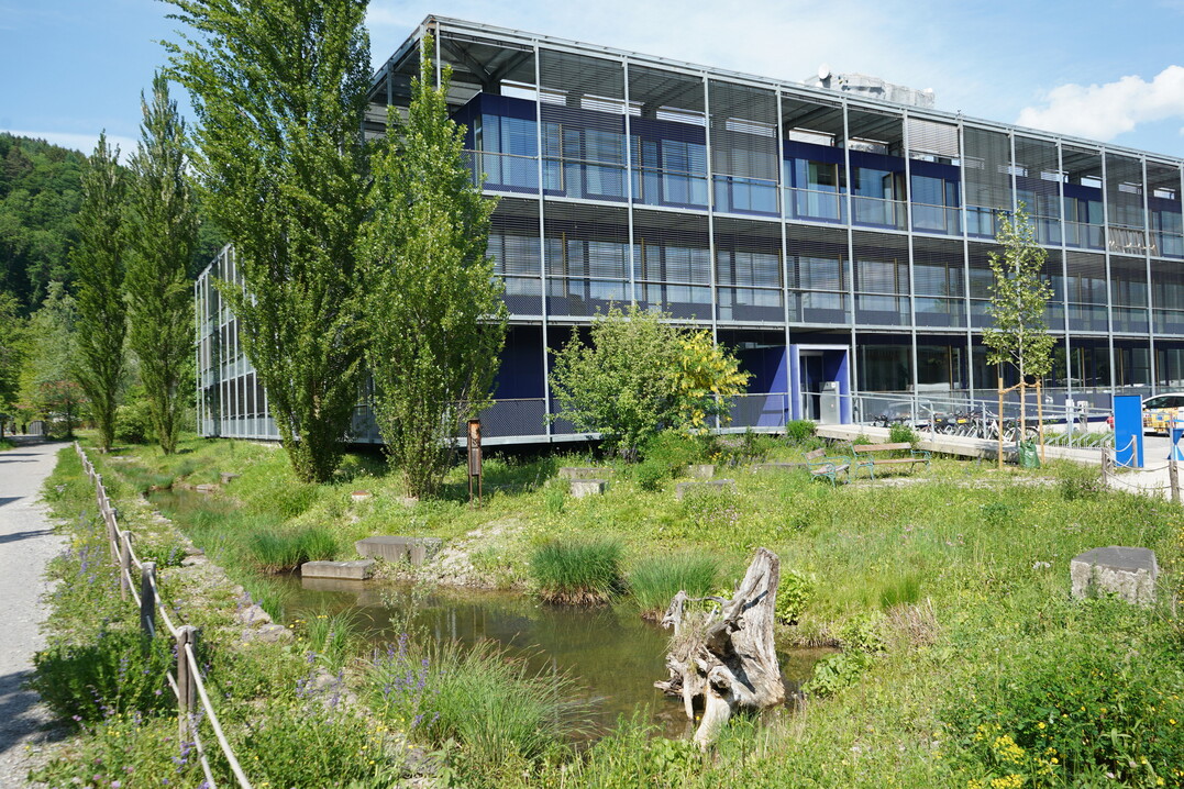 Nicht versiegelte urbane Grnrume  wie hier ein naturnah gestaltetes Firmengelnde  helfen unter anderem beim Schutz vor berschwemmungen, der Reduktion der Hitzebelastung, dem Erhalt der biologischen Vielfalt und der Reinigung der Luft von Schadstoffen.