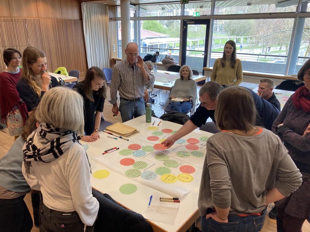 Sechs Institutionen aus Wissenschaft, Naturschutz sowie Sozial- und Bauwesen aus Deutschland, sterreich und der Schweiz erarbeiten im Interreg-Projekt Zukunftsgrn, wie Manahmen zum Schutz von Biodiversitt und Klima zur Resilienz von Siedlungen beitragen knnen.