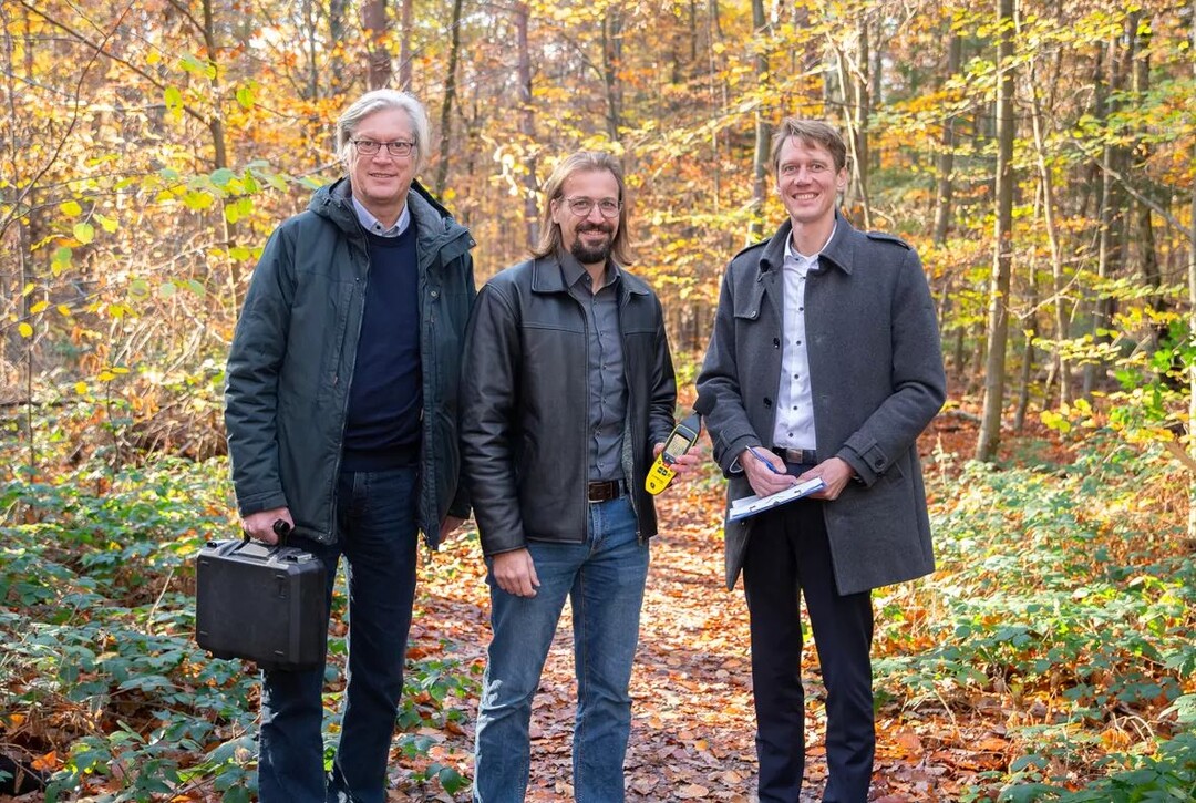(v.l.) Prof. Thomas Kistemann, Leiter des GeoHealth Centres und des WHO Kollaborationszentrums (WHO CC) am UKB, Dr. Timo Falkenberg, Nachwuchsgruppenleiter IHPH, und Prof. Nico Mutters, Direktor des IHPH, bei Messungen im Bonner Naherholungsgebiet Kottenforst