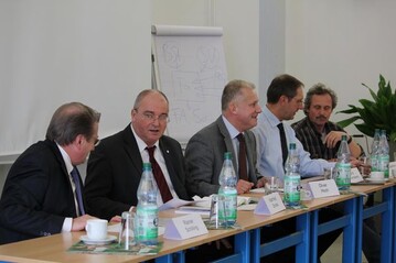 Die Rechtsanwlte Rainer Schilling und Manfred Gnoss, Moderator Oliver Hoch sowie Heinz Schomakers und Joachim Herold auf der Podiumsdiskussion des 14. Grobeerener VOB-Tages