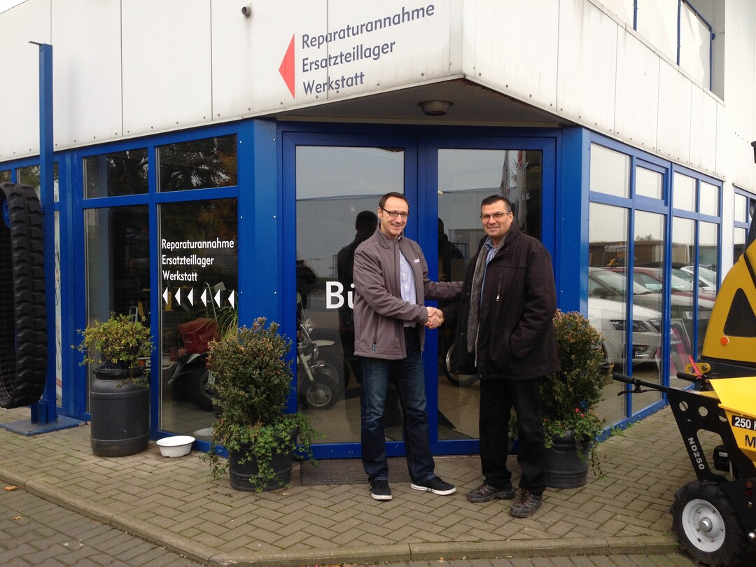 (L-R) Hanns Markus Renz, Business Manager D-A-CH and Poland, Manuel Lopez-Infantes, Managing Director of Lopez-Infantes Baumaschinen GmbH & Co. KG