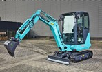 Der neue Kobelco SK19 kommt optional mit Schutzdach oder Komfortkabine und einer kraftvoll ausgelegten Ausleger-Geometrie mit umfangreicher Anbau-Hydraulik.