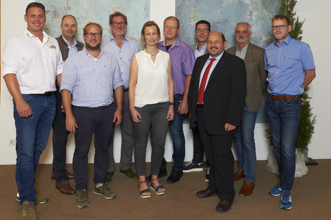 Das Prsidium des VGL Bayern wurde auf der Mitgliederversammlung teilweise neu besetzt. Vordere Reihe v.l.: Mario Nast (neues kooptiertes Prsidiumsmitglied), Moritz Fahn (neues Prsidiumsmitglied), Hanka Dolze (Vizeprsidentin), Gerhard Zh (Prsident). Hintere Reihe v.l.: Karl Artinger (Vizeprsident und Schatzmeister), Markus Hgl (kooptiertes Prsidiumsmitglied), Armin Knauer (Prsidiumsmitglied), Josef Bullinger (Prsidiumsmitglied), Dietmar Lindner, (Vizeprsident) und Christoph Dahners (kooptiertes Prsidiumsmitglied).