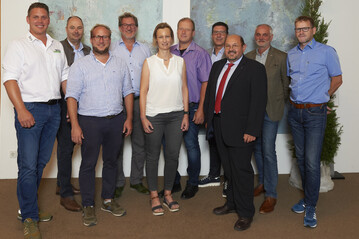 Das Prsidium des VGL Bayern wurde auf der Mitgliederversammlung teilweise neu besetzt. Vordere Reihe v.l.: Mario Nast (neues kooptiertes Prsidiumsmitglied), Moritz Fahn (neues Prsidiumsmitglied), Hanka Dolze (Vizeprsidentin), Gerhard Zh (Prsident). Hintere Reihe v.l.: Karl Artinger (Vizeprsident und Schatzmeister), Markus Hgl (kooptiertes Prsidiumsmitglied), Armin Knauer (Prsidiumsmitglied), Josef Bullinger (Prsidiumsmitglied), Dietmar Lindner, (Vizeprsident) und Christoph Dahners (kooptiertes Prsidiumsmitglied).
