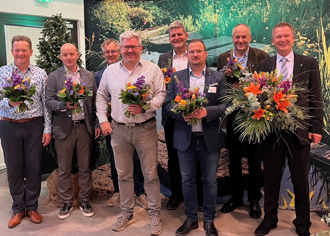 Das neue Prsidium stellt sich vor, v.l.n.r. Kay Brandenburg (stellvertretender Prsident), Matthias Schenzle, Burkhard Hilsch, Christian Kron (Schatzmeister), Christian Jahnke (stellvertretender Prsident), Christian Schrter als neu gewhlter Prsident, Karsten Anschtz und der bisherige Prsident Olaf Kirsch