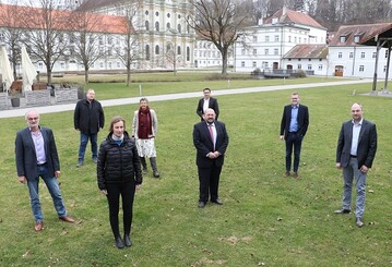 Das Prsidium des VGL Bayern, v.l.: Dietmar Lindner (Vizeprsident), Armin Knauer (Mitglied des Prsidiums), Hanka Dolze (Vizeprsidentin), Pia Prger (Mitglied des Prsidiums), Gerhard Zh (Prsident), Josef Bullinger (Mitglied des Prsidiums), Christoph Dahners (kooptiertes Mitglied des Prsidiums) und Karl Artinger (Vizeprsident). Nicht im Bild: Markus Hgl und Moritz Fahn (kooptierte Mitglieder des Prsidiums). 