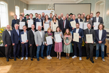 Die Preistrgerinnen und Preistrger der Staatsehrenpreise fr vorbildliche Ausbildung im Garten- und Landschaftsbau 2024.
