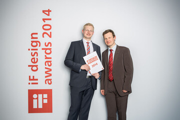 Die Geschftsfhrer Theo Diephaus jr. (links) und Christian Diephaus freuen sich, dass ihre Terrassenplatte LATIO den renommierten iF product design award 2014 gewonnen hat. 