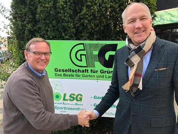 Joachim Orberger, 
Geschftsfhrer der LSG Grn + Sportrasenbau (Bild links) und Gerhard Bukenberger, Geschftsfhrer der Schuler Service Group (Bild rechts) freuen sich ber die erfolgreiche Firmenbernahme.