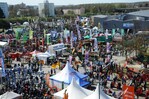 Über 300 Aussteller aus mehreren Nationen präsentierten vom 10. - 12. April auf dem Messegelände Offenburg modernste Maschinen- und Gerätetechnik rund um die Wertschöpfungskette Holz und warteten auf der FORST live 2015 mit zahlreichen Neuheiten auf. (Foto: Forst live GmbH)