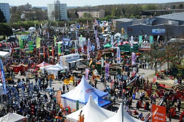 ber 300 Aussteller aus mehreren Nationen prsentierten vom 10. - 12. April auf dem Messegelnde Offenburg modernste Maschinen- und Gertetechnik rund um die Wertschpfungskette Holz und warteten auf der FORST live 2015 mit zahlreichen Neuheiten auf. (Foto: Forst live GmbH)
