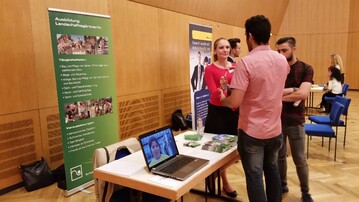 Theresia Hirschbeck im Gesprch mit Flchtlingen whrend der Fachmesse fr Ausbildung und Studium vocatium-plus in Nrnberg.