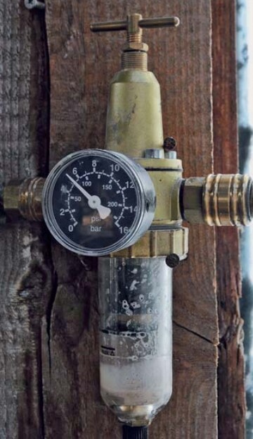Ein nicht zu unterschtzender Bestandteil jeder Press - luft ausrstung: der Druckminderer, hier mit Wasserabscheider
