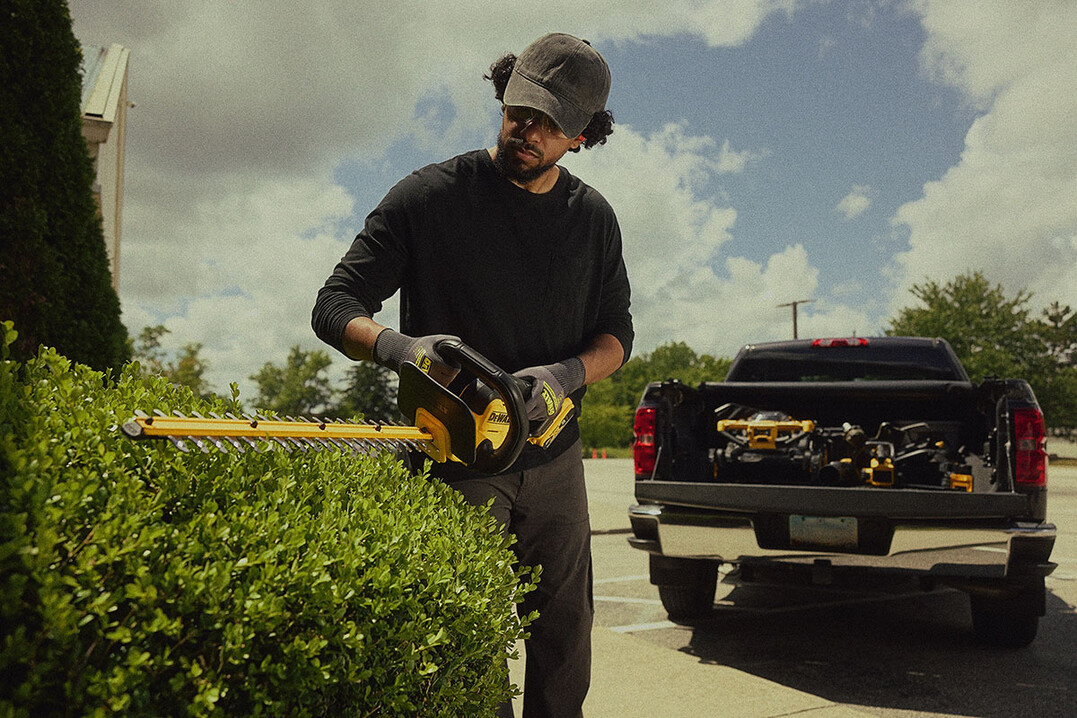 DEWALT baut das umfangreiche Outdoor-Sortiment mit leistungsstarken kabellosen Neuheiten wie der DCMHT562N-XJ Akku-Heckenschere weiter aus.