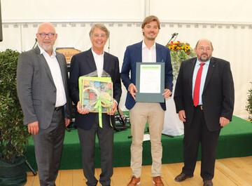 v.l.: Prof. Rudolf Walter Klingshirn, Direktor des Verbandes Garten-, Landschafts- und Sportplatzbau Bayern, Prof. Rudolf Haderstorfer, Technischer Geschftsfhrer der Haderstorfer GmbH, Johannes Haderstorfer, Kaufmnnischer Geschftsfhrer der Haderstorfer GmbH, und Gerhard Zh, Prsident des Verbandes Garten-, Landschafts- und Sportplatzbau Bayern, bei den Feierlichkeiten anlsslich des 70-jhrigen Firmenjubilums des Traditionsbetriebes.