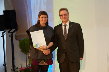 Prof. Gerd Helget gratuliert Stefanie Brger zum Abschluss ihres Referentariat.