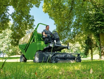 Der selbstfahrende Mher Profihopper 1500 SmartLine mit dem intelligenten Allradantrieb 4WDi bietet ein Profigert der Hochleistungsklasse mit grter Schlagkraft.