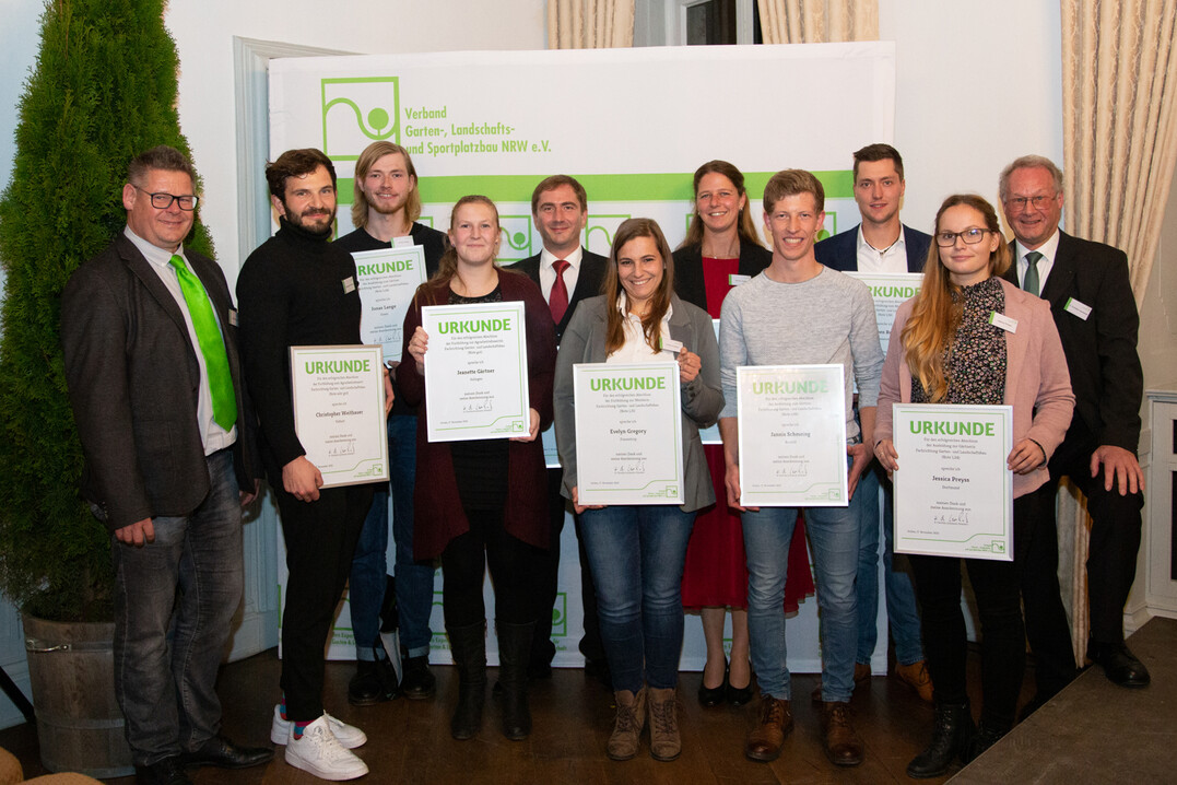   Die prfungsbesten Landschaftsgrtner, Meister und Agrarbetriebswirte des Jahres 2021 zusammen mit VGL NRW-Prsident H. Christian Leonhards (r.) und dem Vorsitzenden des Bildungsausschusses NRW Frank Linneweber (l)