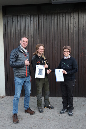 Quirin Irmscher (Mitte) ist der 5.000 zertifizierte European Tree Worker. Petra Werner (rechts), Leiterin des Sachgebiets Baumpflege an der LVG Heidelberg, berreichte ihm das Zertifikat in Gegenwart von EAC-Supervisor Henk van Scherpenzeel, NL.