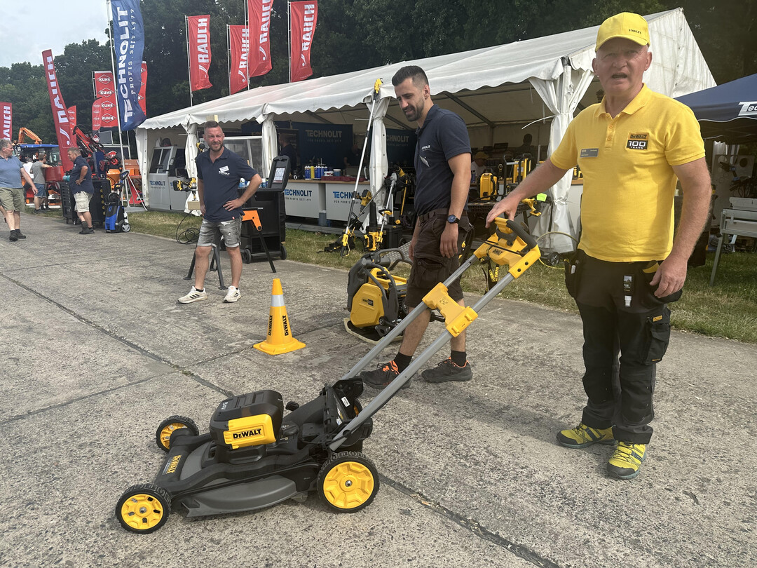 Der freundliche Herr bei DeWalt empfiehlt sein Gert auch, um bei der hbschen Nachbarin den Rasen zu mhen.
