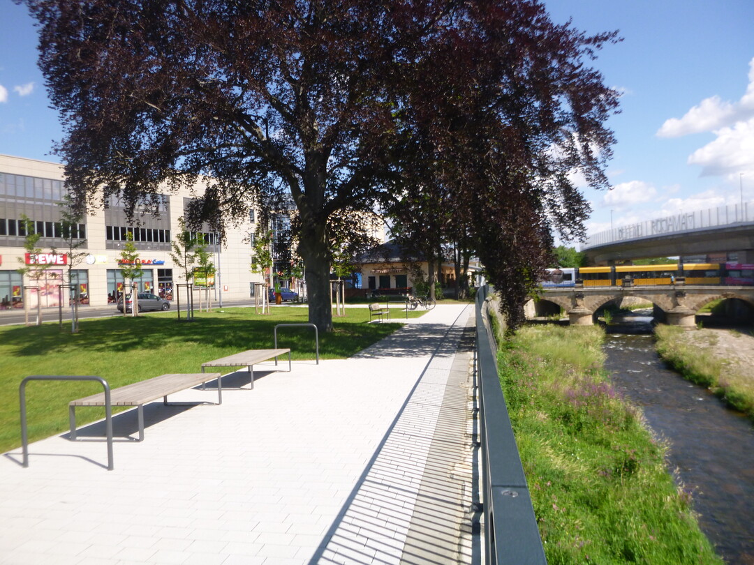 Den 1. Preis in der Kategorie Auenanlagen in Wohngebieten oder Erholungsbereiche innerhalb von Gewerbegebieten erhielt die Landeshauptstadt Dresden, Amt fr Stadtgrn und Abfallwirtschaft fr die Gestaltung des Rathauspark Dresden-Lbtau.