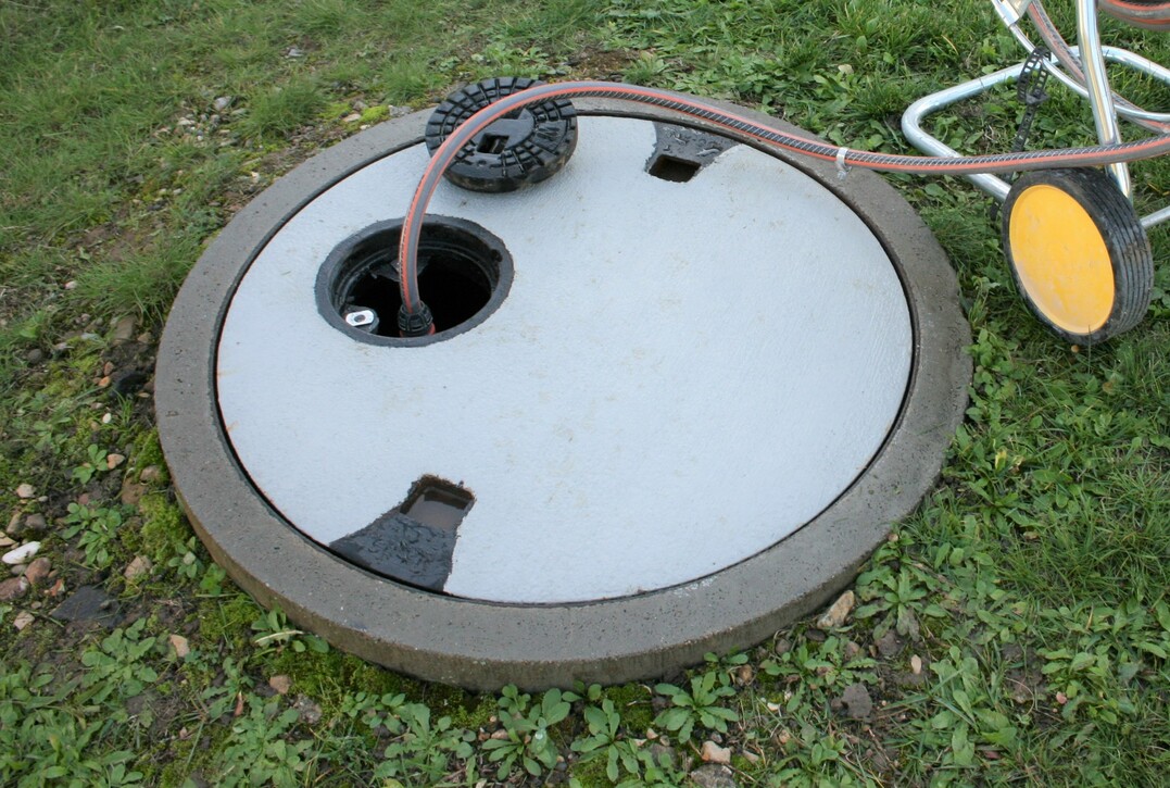 Deckel abheben und Gartenschlauch einstecken  schon kann das Wasser aus der Zisterne genutzt werden.