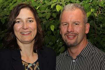 Daniela Seidenspinner (stellvertretende Regionalvorsitzende) und Rainer Littmann (Regionalvorsitzender) freuen sich ber die Wahl. 