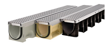 Aco Drain Multiline NX aus Nexite im Dreiklang mit der Aco Drain Multiline aus Polymerbeton und der Aco Drain XtraDrain aus Kunststoff.