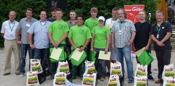 as Bild zeigt vorne von links Detlev Wolters, Thomas Mrdter, Thomas Schwarz (alle Jury), die siegreichen Azubis Lukas Herb und Manuel Martins dos Santos und den Regionalvorsitzenden Michael Lutz (3. v. rechts) gemeinsam mit den anderen Teilnehmern der Azubi-Aktion.
