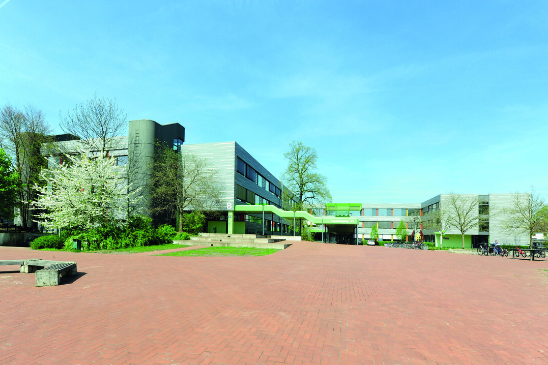 Im Rahmen umfassender Fassaden- und Fenstersanierungen wurde ebenfalls der Innenhof der Anne-Frank-Gesamtschule in Gütersloh umgestaltet.